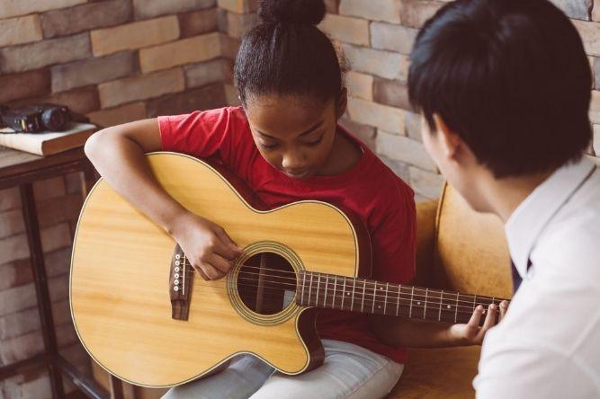 learning how ti play the guitar with a guitar teacher