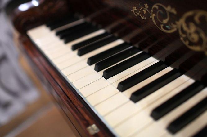 close up of piano keys